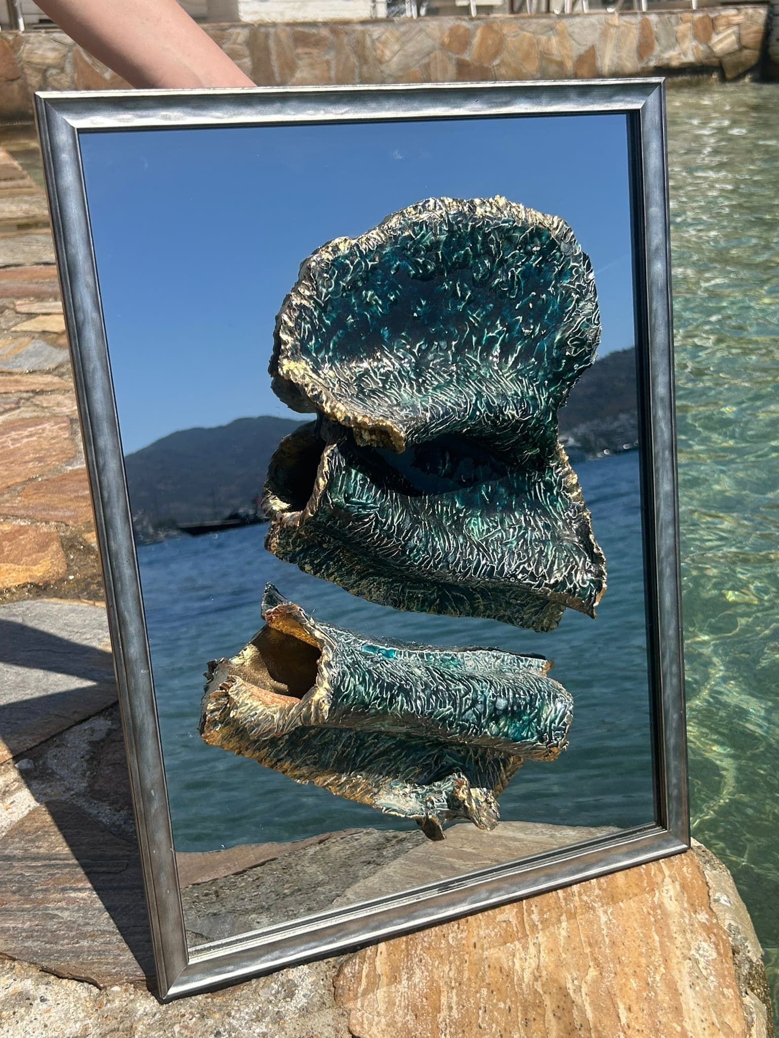 Mavi sırlı seramik kabuk, kum üzerinde parlayan detayı